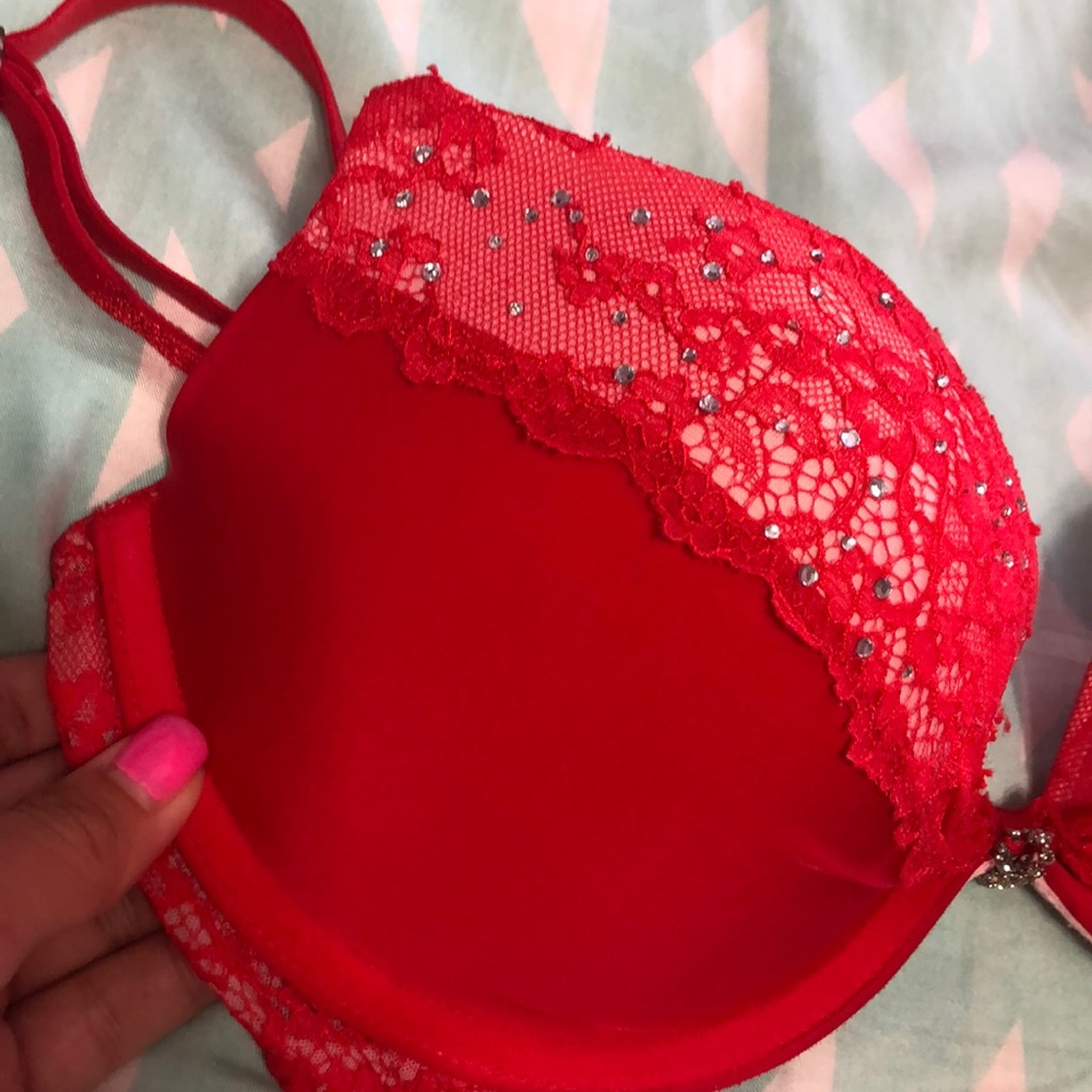 Victoria’s Secret lace push up bra. Size 32D